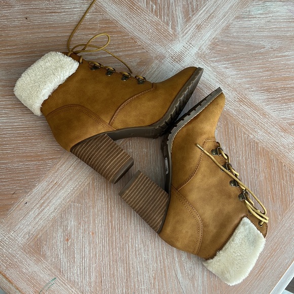 Cato Women’s Tan Winter Lace Up Booties with Faux Fur Size 10 - Picture 4 of 8